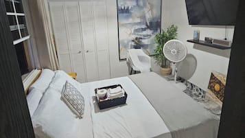 2 bedrooms, iron/ironing board, WiFi, bed sheets