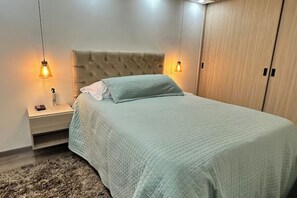 3 chambres, fer et planche à repasser, Wi-Fi, draps fournis