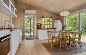 Kjøleskap, kokeplater, oppvaskmaskin og kaffetrakter/tekoker
