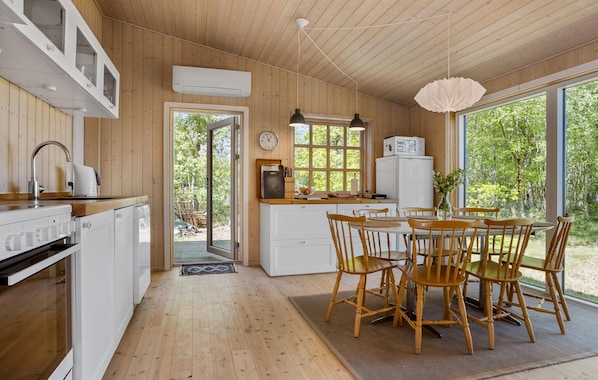 Kylskåp, spishäll, diskmaskin och kaffe- och tebryggare