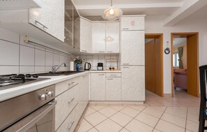 Réfrigérateur, four, plaque de cuisson, cafetière/bouilloire