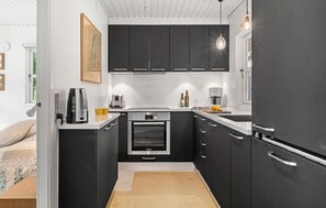 Kjøleskap, kokeplater, oppvaskmaskin og kaffetrakter/tekoker