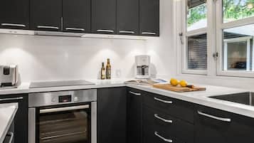 Fridge, stovetop, dishwasher, coffee/tea maker