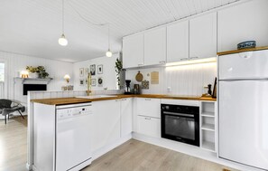 Refrigerador, horno, lavavajillas y cafetera y tetera