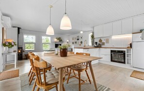 Réfrigérateur, un four, lave-vaisselle, cafetière-théière