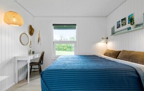 Travel cot, free WiFi