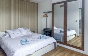 6 bedrooms, travel crib, free WiFi, bed sheets