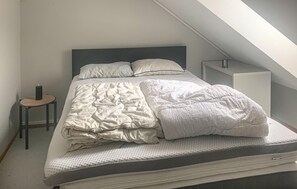 2 bedrooms, travel crib, free WiFi