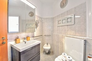 Douche, sèche-cheveux, bidet, serviettes fournies