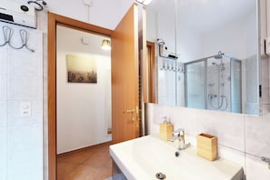 Appartement Standard, plusieurs chambres (Residenza Lungolago Melide) | Salle de bain | Douche, séchoir à cheveux, bidet, serviettes fournies