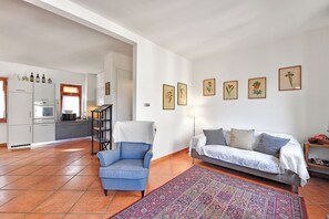 Standard Apartment, Multiple Bedrooms (Residenza Lungolago Melide) | Living area | 21-inch plasma TV with satellite channels - Residenza Lungolago Melide (Melide)
