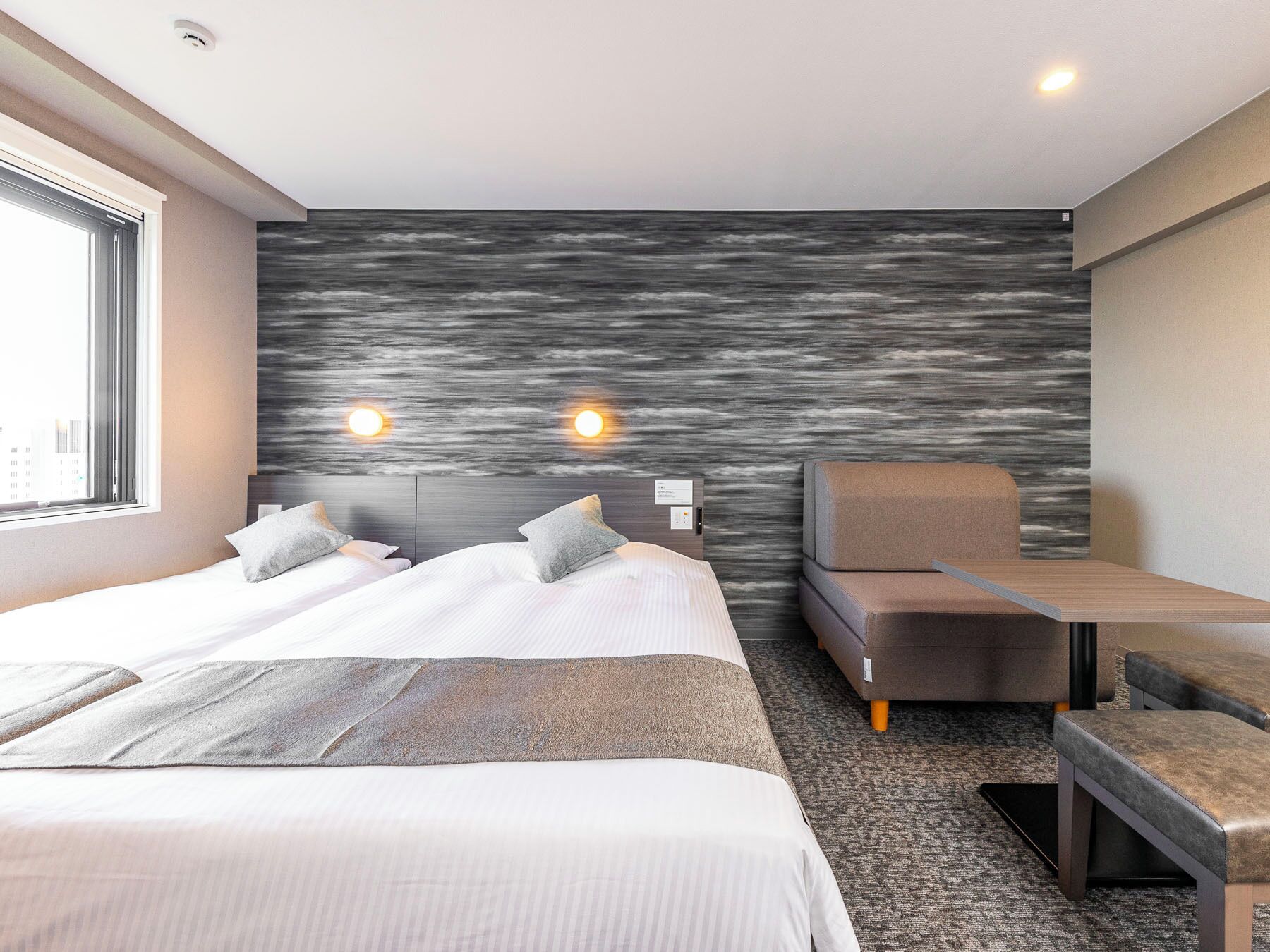 Habitación triple estándar, varias camas, para no fumadores | Escritorio, cortinas blackout, insonorización y wifi gratis 