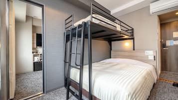 Quarto quádruplo standard, várias camas, para não fumantes | Escrivaninha, cortinas blackout, quartos à prova de som