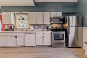 Jääkaappi, mikroaaltouuni, uuni, liesi