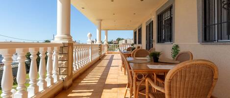 تناول الطعام بالخارج