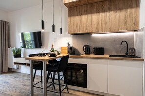 Réfrigérateur, micro-ondes, four, plaque de cuisson
