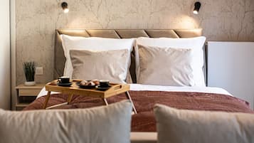 Tabla de planchar con plancha, wifi gratis y ropa de cama