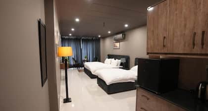Hotel Crossroads