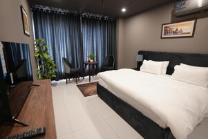 Quarto casal ou duplo luxo, vista para a cidade | Wi-Fi de cortesia
