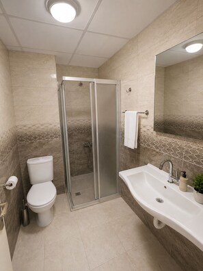 Family Quadruple Room, Balcony, City View | Bathroom | Shower, towels, soap, shampoo - Viyana Otel (Cesme)