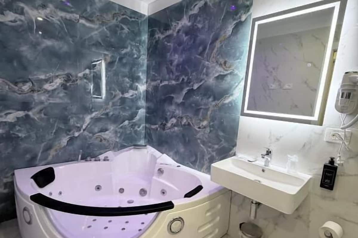 Luxury Suite | Bathroom | Hair dryer, towels, soap, shampoo