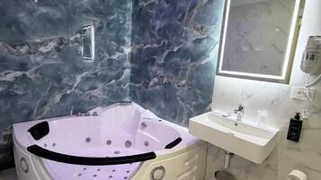 Luxury-Suite | Zimmersafe, Schreibtisch, laptopgeeigneter Arbeitsplatz