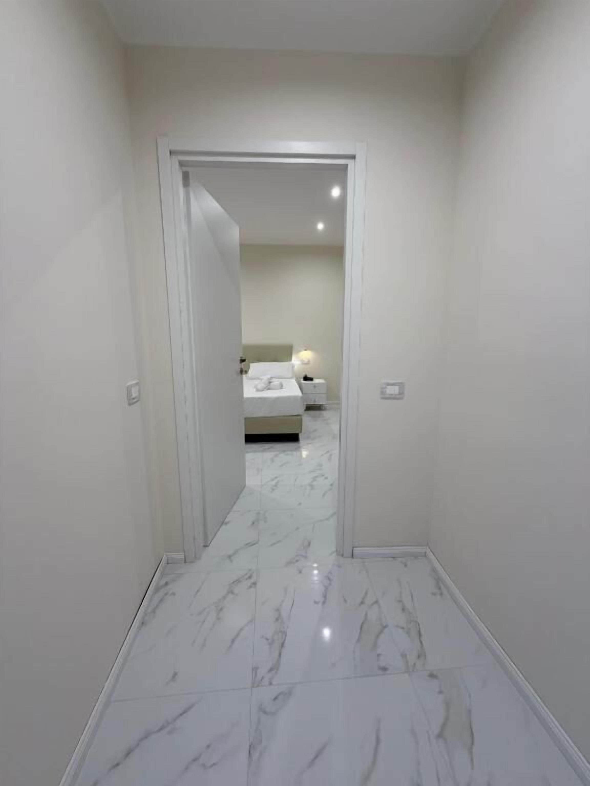 Phòng Suite Cao cấp | Két bảo mật tại phòng, bàn, khu vực làm việc phù hợp cho laptop 