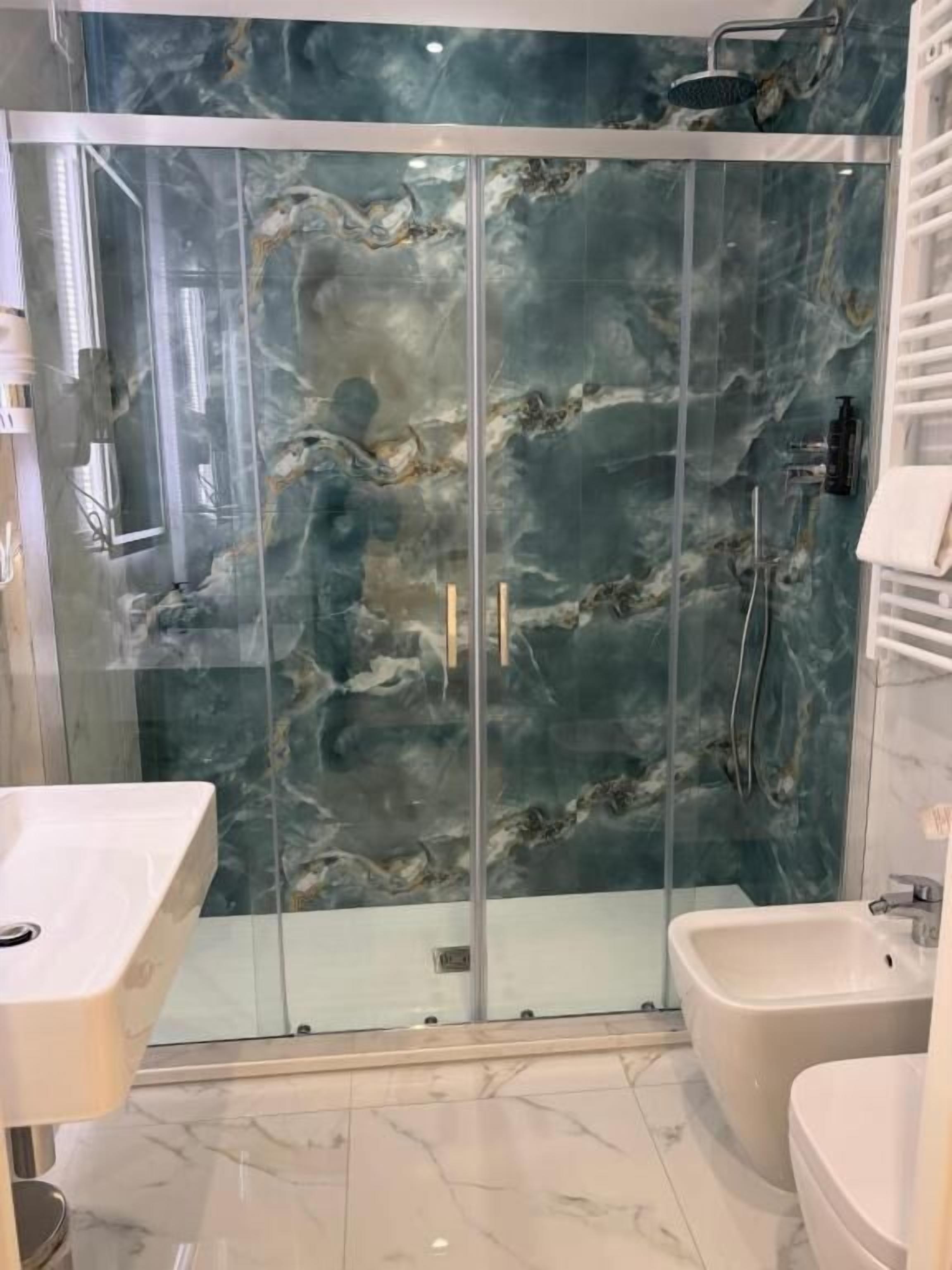 Secador de cabelo, toalhas de banho, sabonete, shampoo