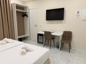 Luxury Double or Twin Room | In-room safe, desk, laptop workspace, blackout drapes - Hotel Margot (Milan)