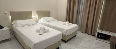 Phòng đôi hoặc 2 giường đơn Cao cấp | Két bảo mật tại phòng, bàn, khu vực làm việc phù hợp cho laptop