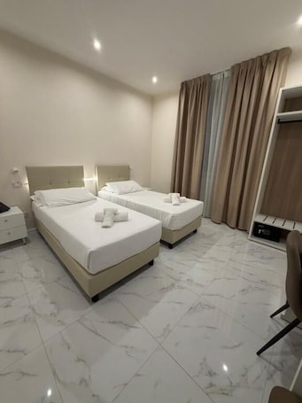 Caja de seguridad en la habitación y escritorio