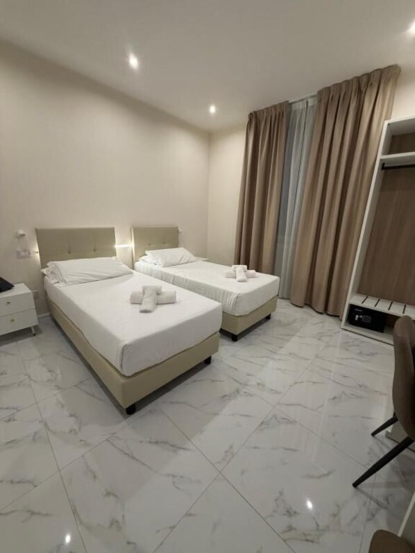 럭셔리 더블룸 또는 트윈룸 | 객실 내 금고, 책상, 노트북 작업 공간, 암막 커튼