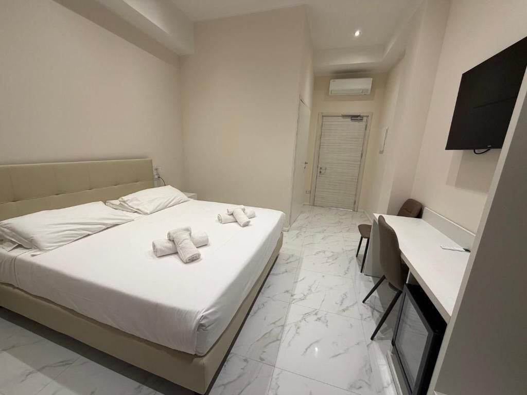 Luxe kamer, 1 kingsize bed, toegankelijk voor rolstoelgebruikers, niet-roken | Een kluis op de kamer, een bureau, een laptopwerkplek