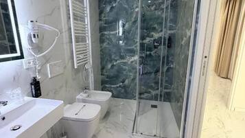 Luxury-Suite | Zimmersafe, Schreibtisch, laptopgeeigneter Arbeitsplatz