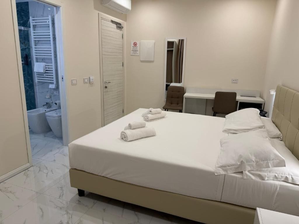 Een kluis op de kamer, een bureau, een laptopwerkplek