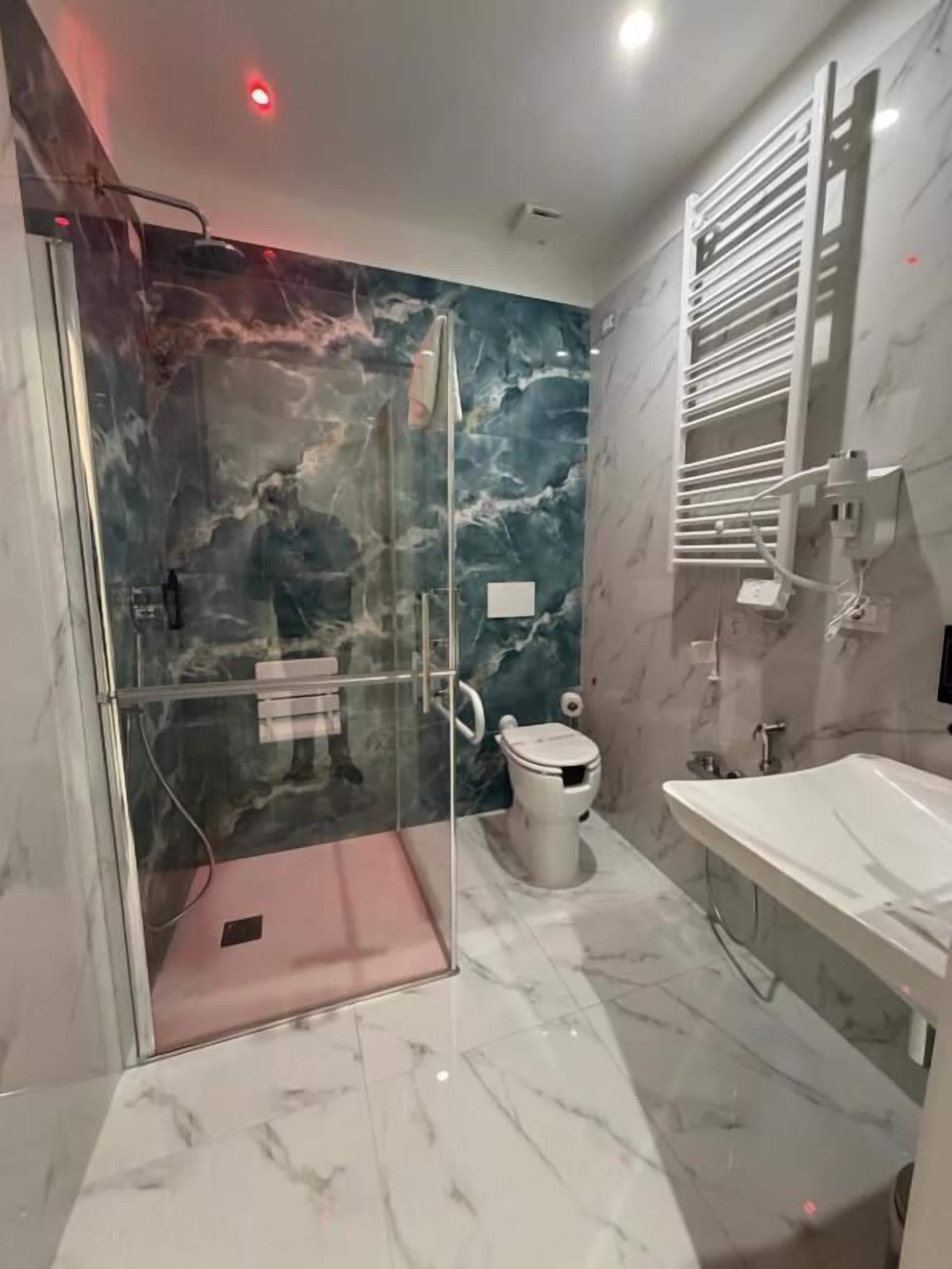 Luxury Room, 1 King Bed, Mobility Accessible, Non Smoking | Bathroom | Hair dryer, towels, soap, shampoo