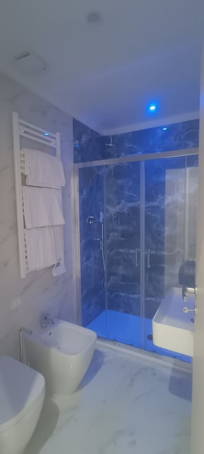 Secador de cabelo, toalhas de banho, sabonete, shampoo