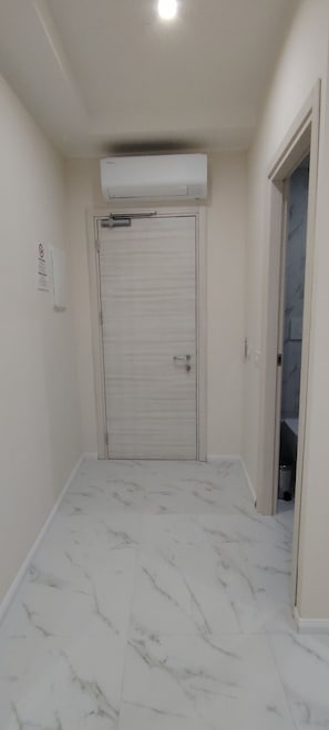 Cofres nos quartos, escrivaninha, espaço de trabalho para notebook