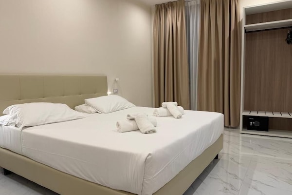 Värdeförvaringsskåp på rummet, skrivbord och arbetsyta för laptop