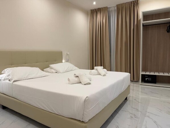 In-room safe, desk, laptop workspace, blackout curtains - Hotel Margot (Milan)