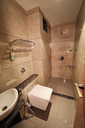 Shower, free toiletries, towels, soap - Pandharipuram Palace (Pandharpur)