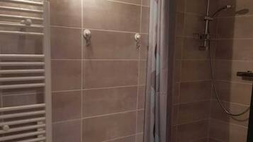 Douche, sĂšche-cheveux