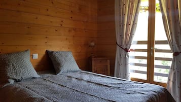 4 slaapkamers, een bureau, een strijkplank/strijkijzer, reisbedje