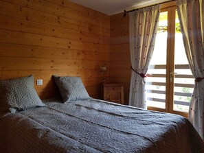 4 slaapkamers, een strijkplank/strijkijzer, wifi