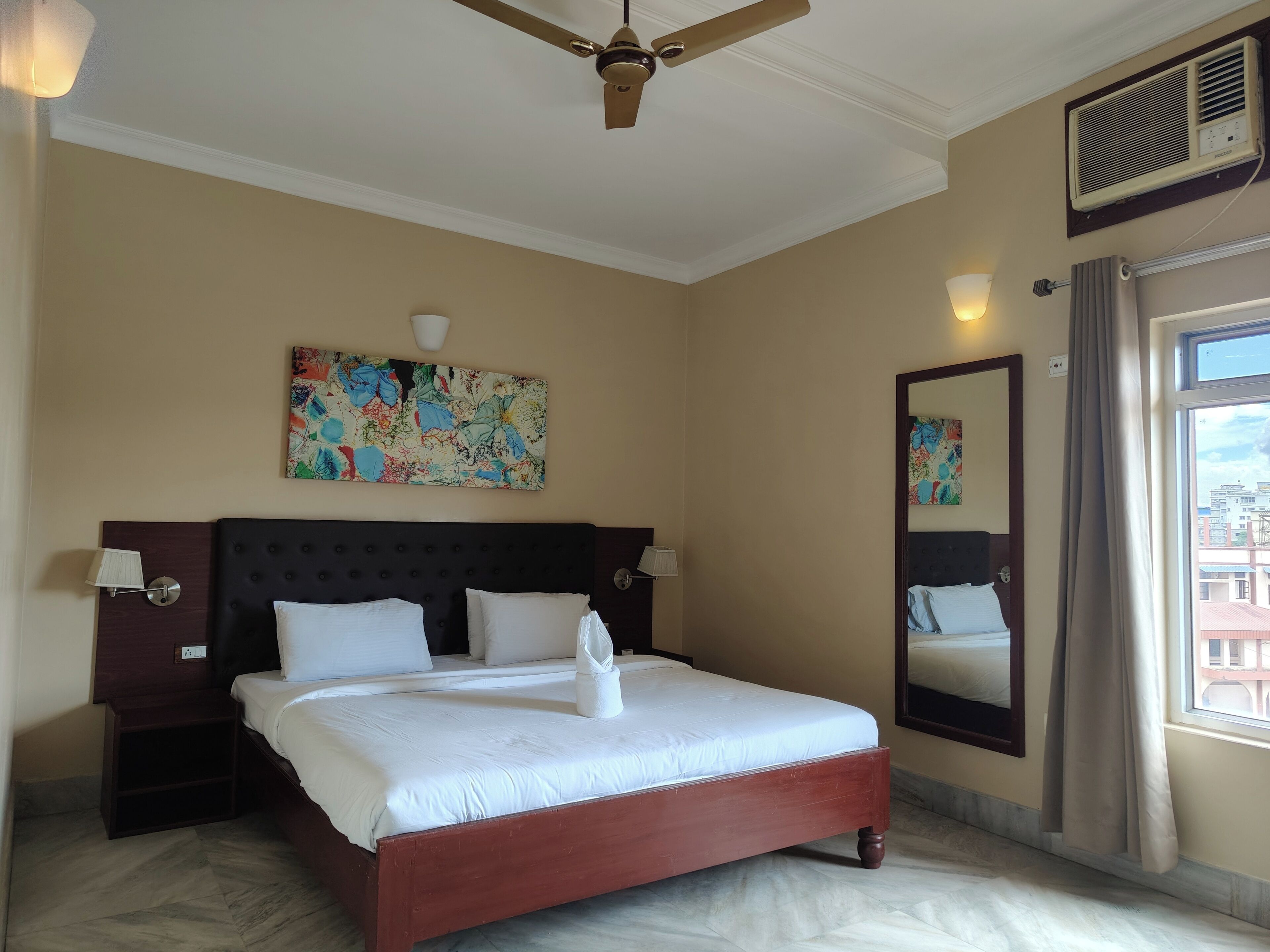 Phòng Suite Junior, quang cảnh thành phố | Bàn, khu vực làm việc phù hợp cho laptop 