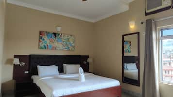 Suite – junior, byutsikt | Skrivebord, skrivebord for bærbar PC, wi-fi (inkludert) og sengetøy