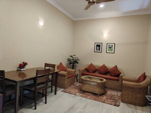 Junior Suite, City View | Living area