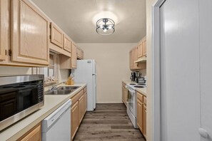 Geladeira, micro-ondas, fogão, cooktop