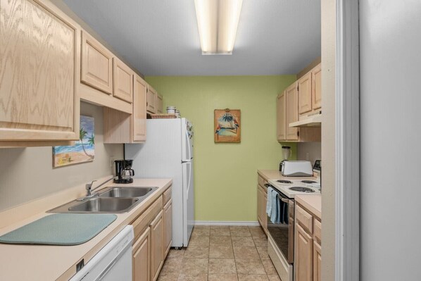 Fridge, microwave, oven, stovetop - Bahama Pet Friendly Beach Villa (South Padre Island)