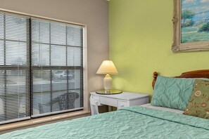 デスク、WiFi、ベッドシーツ